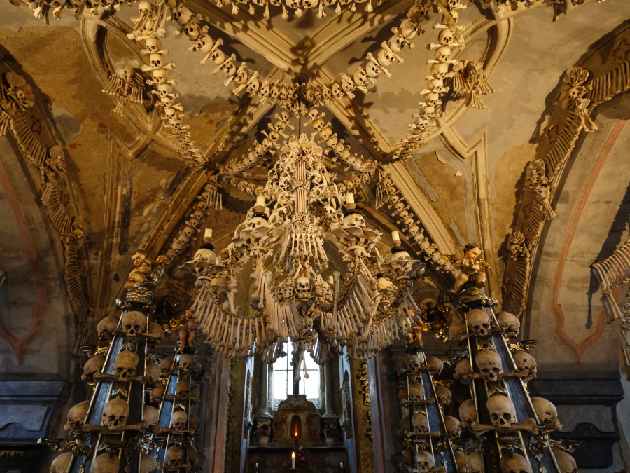 Limitan fotos en iglesia de huesos de República Checa - Alan x el Mundo