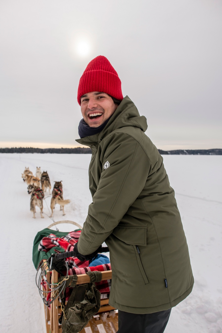 Alan Estrada a bordo de un trineo de perros, en Quebec, en invierno