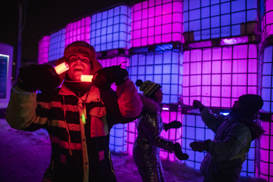 Alan Estrada usando glowsticks en el Igloofest que se realiza en Quebec, en invierno