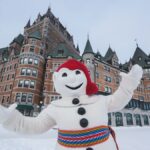 Hombre de nieve frente a Fairmont Le Château Frontenac