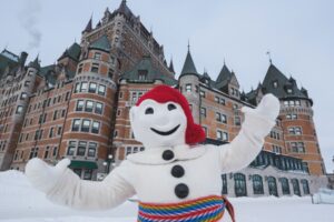 Hombre de nieve frente a Fairmont Le Château Frontenac