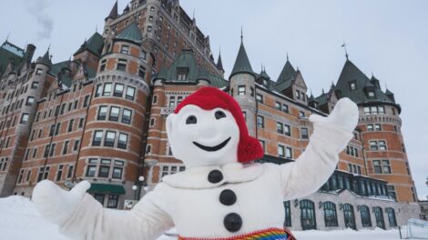 Hombre de nieve frente a Fairmont Le Château Frontenac