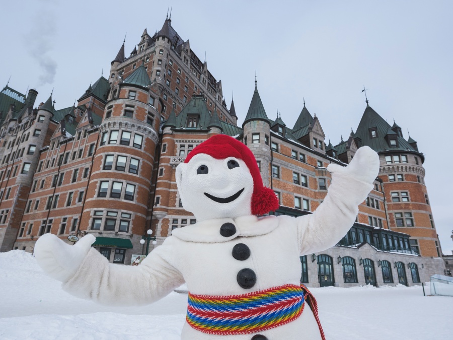 Hombre de nieve frente a Fairmont Le Château Frontenac