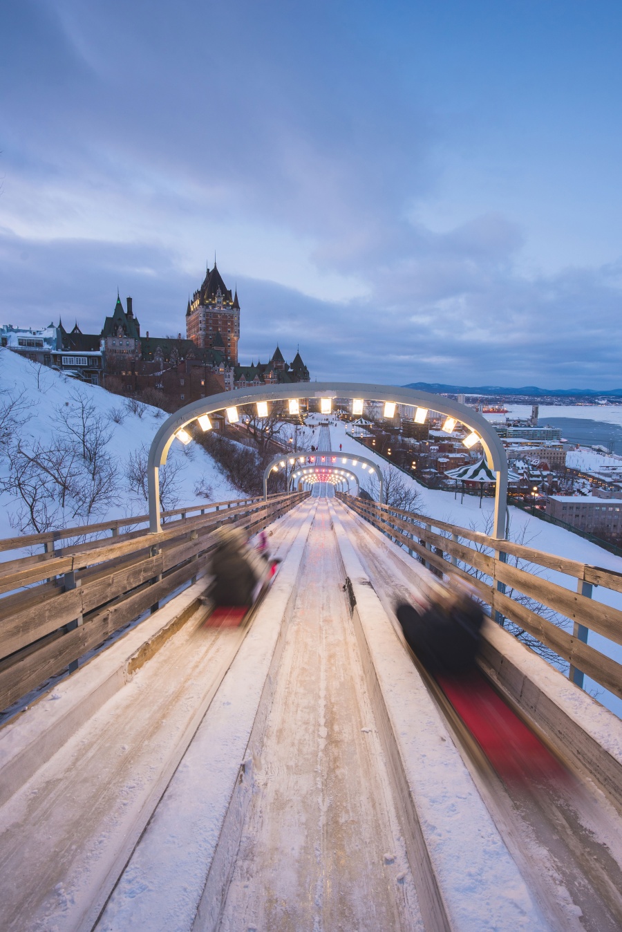 Resbaladilla de nieve a lado de Fairmont Le Château Frontenac