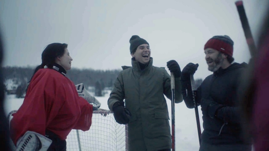 Alan conviviendo con quebequés mientras juega hockey sobre hielo, en Quebec, en invierno