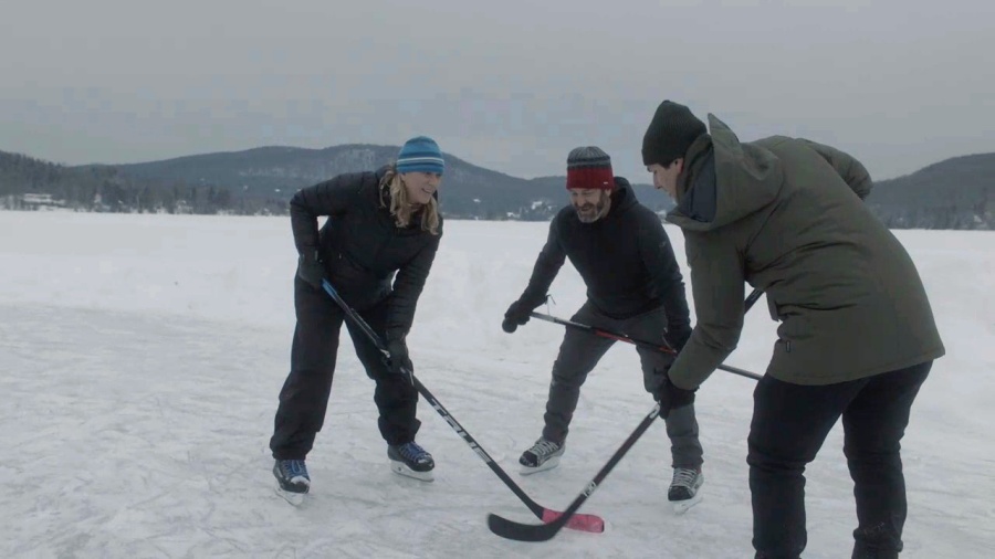 Alan Estrada jugando hockey sobre hielo, en Québec, en invierno