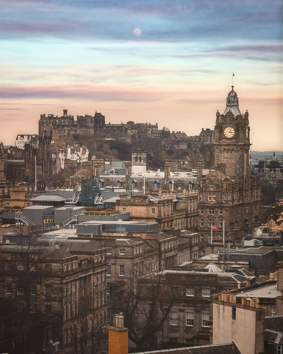 Vista de Edimburgo desde Calton Hill, en Escocia, Reino Unido